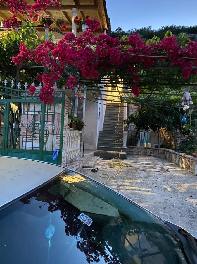 Vila Sinani Sarande Bagian luar foto