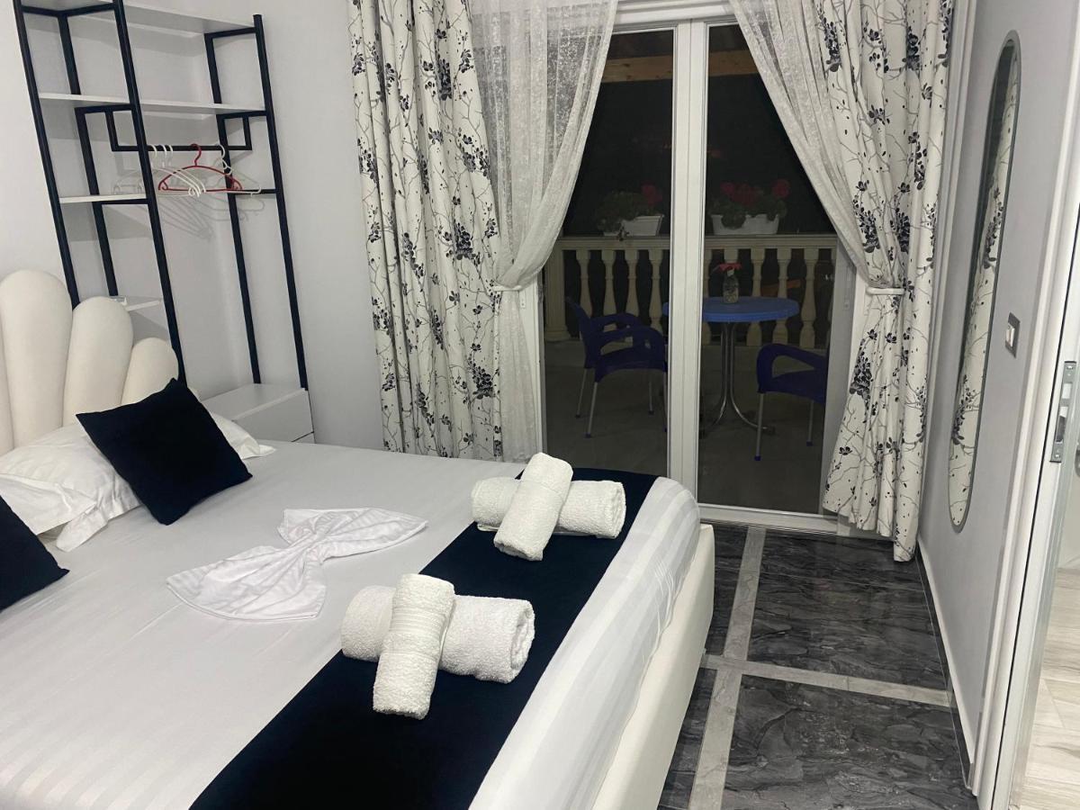 Vila Sinani Sarande Bagian luar foto